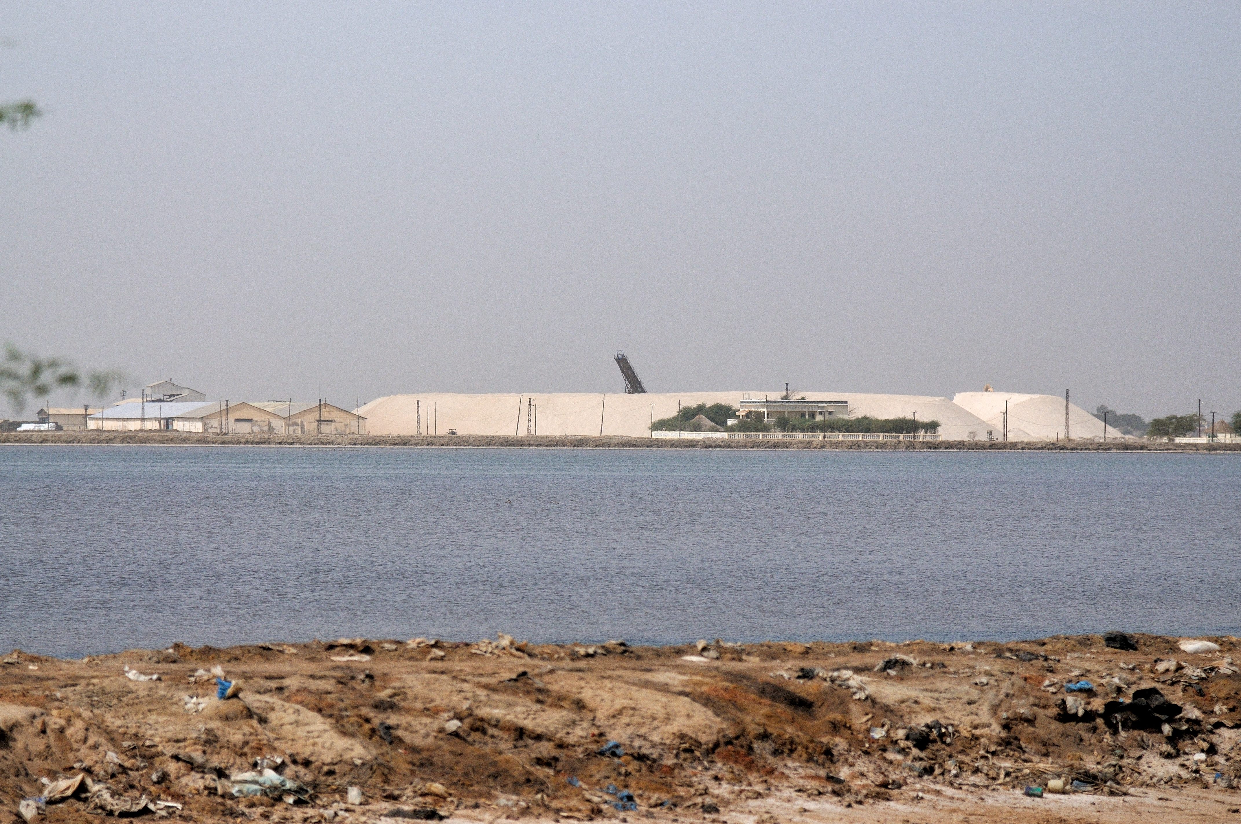 Kaolack: la "montagne de sel" au bord du Saloum, au niveau de la zone d'exportation du sel de la saline industrielle.